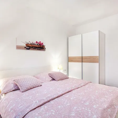 Roberta Apartment *